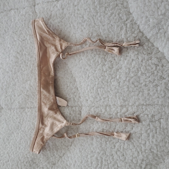 Victoria's Secret Beige/Cream Garter Belt Bundle - Picture 9 of 17